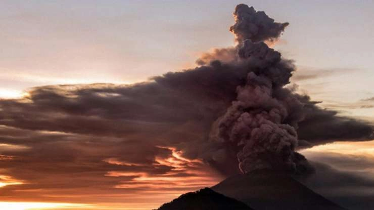 इंडोनेशिया में आफत, फटा ज्वालामुखी, 45 उड़ानें रद्द - thousands tourists stranded bali airport mount agung erupts