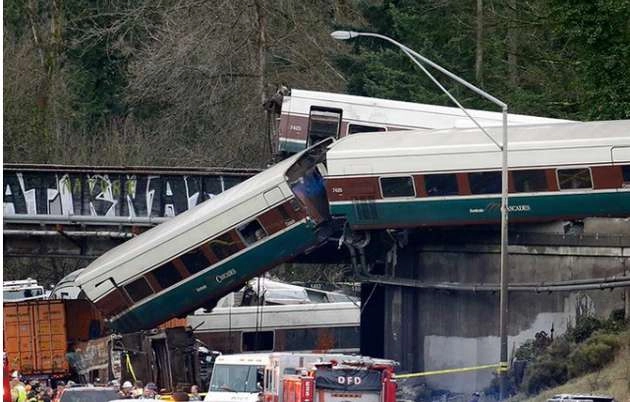 पटरी से उतरकर हाइवे पर गिरी ट्रेन, तीन मरे, 100 घायल - train accident in USA