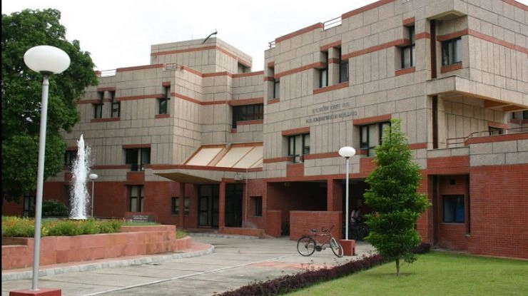 आईआईटी कानपुर के चार प्रोफेसरों के खिलाफ मामला दर्ज