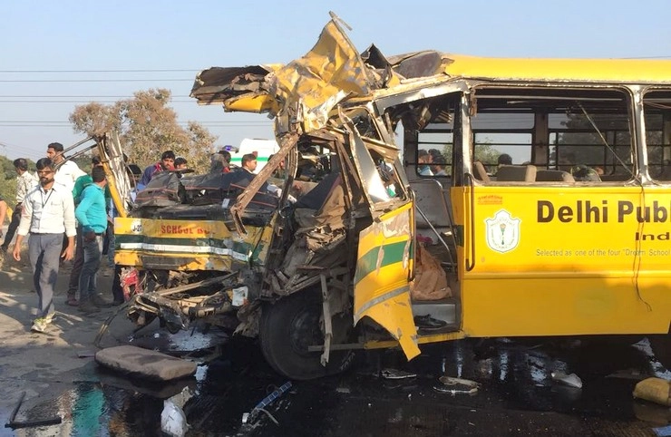 दर्दनाक हादसा, ट्रक से भिड़ी स्कूल बस, चार बच्चों समेत पांच की मौत