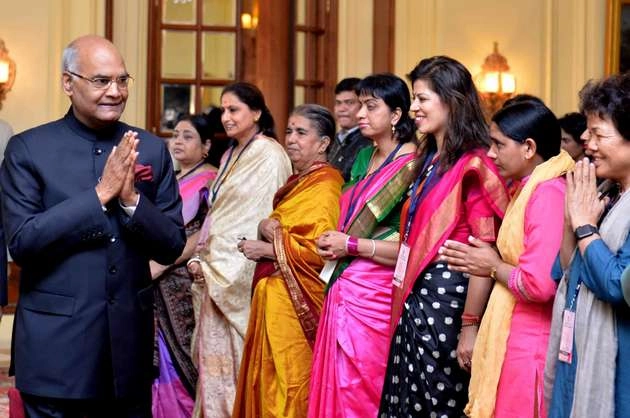 महिला कुली की कहानी सुनकर भावुक हुए राष्ट्रपति - President Ramnath Kovind gets emotional by listening story of woman coolie