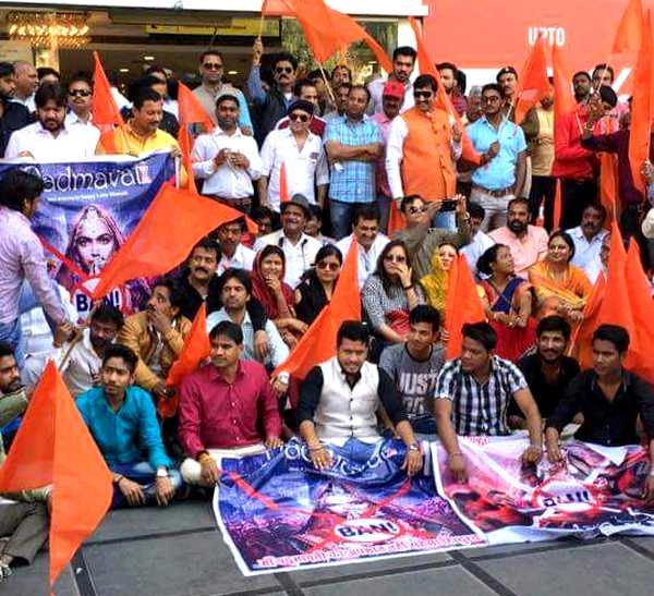 पद्मावत को लेकर सरकारें सतर्क, विरोध जारी - Padamavat protest
