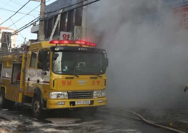 चीन में तीन मंजिला इमारत में भयावह आग, 18 की मौत - Fire in China