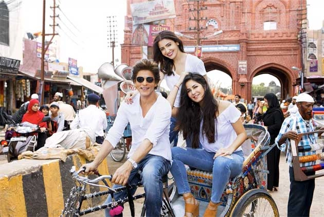 ज़ीरो... साइकिल रिक्शा पर शाहरुख ने घुमाया कैटरीना और अनुष्का को - Zero, Shah Rukh Khan, Katrina Kaif, Anushka Sharma