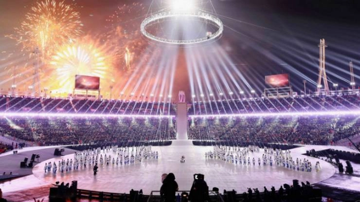 प्रतिबंध के बावजूद प्रशंसकों ने लहराया रूस का झंडा - Ban fans peongkhang olympic