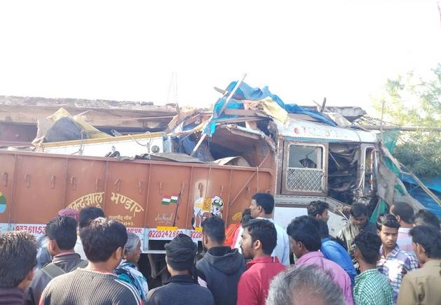 घर में घुसा तेज रफ्तार ट्रक, 6 की मौत - Truck collides with house in Jabalpur