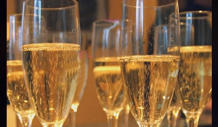 New Year 2023: उत्तराखंड में भी सभी होटलें, रेस्टॉरेंट, ढाबे और शराब दुकानें 2 जनवरी तक 24 घंटे रहेंगे खुले