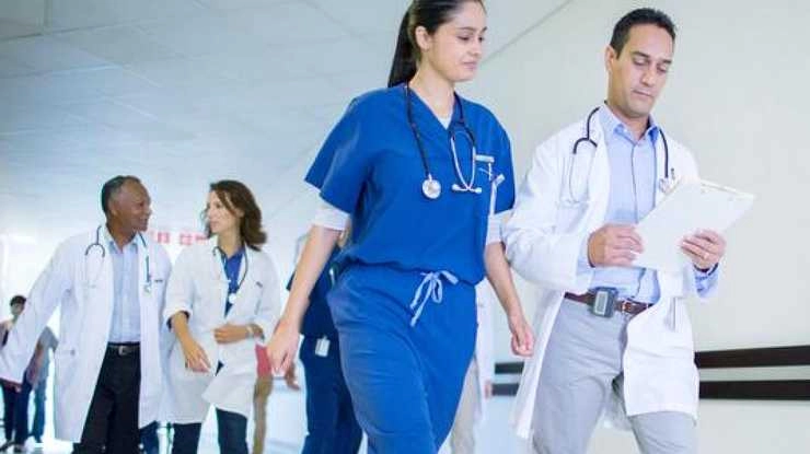 कनाडा में डॉक्टरों ने वेतन बढ़ाने का विरोध किया - Canadian doctors protest against salary hike