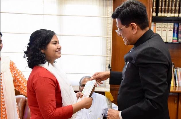 परीक्षा में फेल होने के बाद घर से भागी, रेलमंत्री ने दी मोदी की किताब