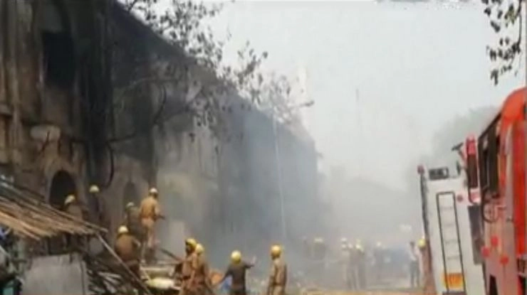 हावड़ा ब्रिज के पास भीषण आग, 15 झोपड़ियां जलकर खाक