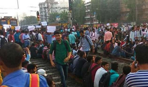 मुंबई में छात्रों का प्रदर्शन, रेल यातायात पर पड़ा असर, यात्री परेशान... - mumbai : students block local trains