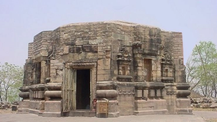 Mandir Mystery : इस मंदिर में बलि देने के बाद में नहीं मरता है बकरा