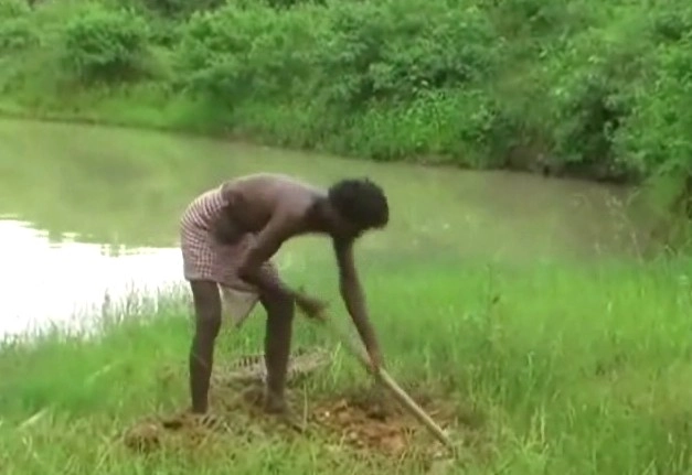 धरती का सीना चीरकर बना दिया तालाब (वीडियो)
