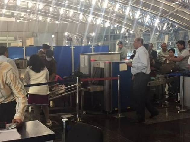 बैगैज क्लियरेंस फेल, दिल्ली एयरपोर्ट पर अफरा तफरी का माहौल - baggage handling system fails at delhi airport