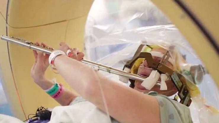 दिमाग के ऑपरेशन के दौरान भी बांसुरी बजाई - woman plays the FLUTE in the middle of her major brain surgery