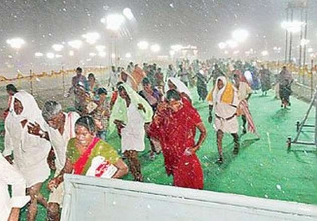 भारी बारिश की वजह से पंडाल ध्वस्त, चार श्रद्धालुओं की मौत - Four pilgrims dies as pandals collapse after heavy rains