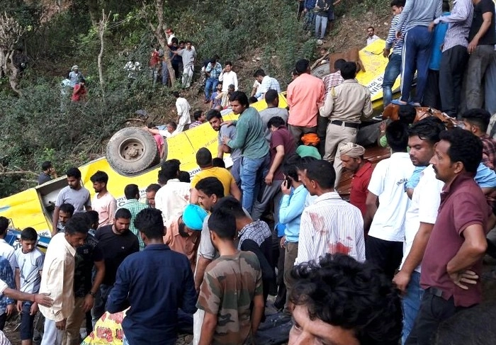 हिमाचल के नूरपुर में बस खाई में गिरी, कई बच्चों की मौत - bus fell into ditch, just accident, Noorpur