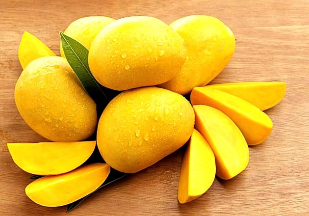 पहले खाओ आम, फिर किस्त में चुकाओ दाम - Eat now, pay later: Pune trader offers mangoes on EMI