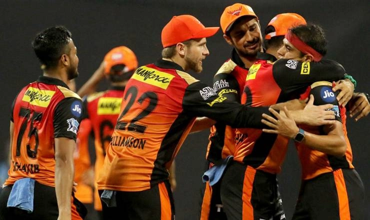 गेंदबाजों के उम्दा प्रदर्शन के दम पर सनराइजर्स ने मुंबई को हराया