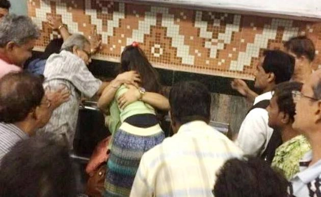 कोलकाता मेट्रो में गले लगने पर युवा जोड़े पर टूट पड़े लोग
