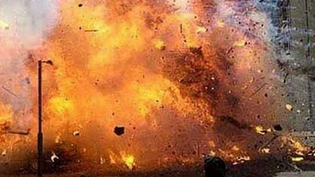 पटाखों के विस्फोट से मकान गिरा, पति-पत्नी और बच्चे की मौत, 2 बच्चे घायल - Firecracker blast caused house collapse, death of husband and wife and child