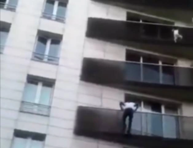 चौथी मंजिल पर लटक रहा था बच्चा, स्पाइडर मैन की तरह 30 सेकंड में बचाई जान (वीडियो)