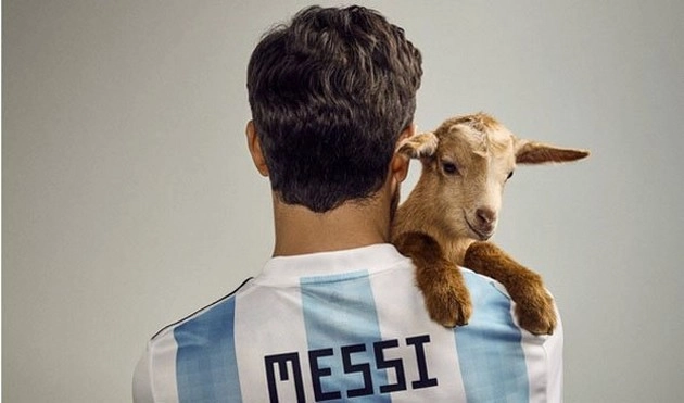 FIFA WC 2018 : अर्जेंटीना के स्टार फुटबॉलर लियोनल मैसी ने बकरी के साथ कराया अनोखा फोटो शूट