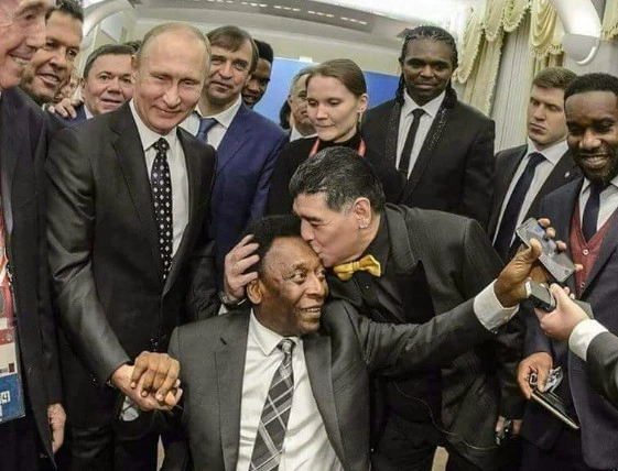 फुटबॉल में पेले का ये है रुतबा...रूसी राष्ट्रपति पुतिन ने हाथ थामा तो मेराडोना ने चूमा