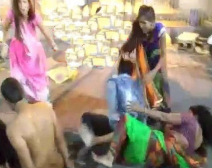 महाकाल मंदिर के बाहर मारपीट, जमकर चले लात-घूंसे (वीडियो)