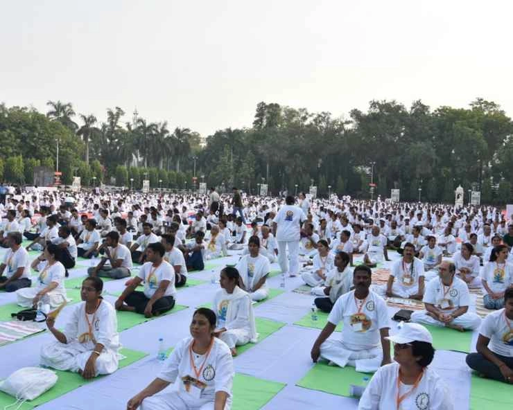 वायु प्रदूषण से वाराणसी परेशान, मास्क लगाकर किया योग - Yoga in Varansi