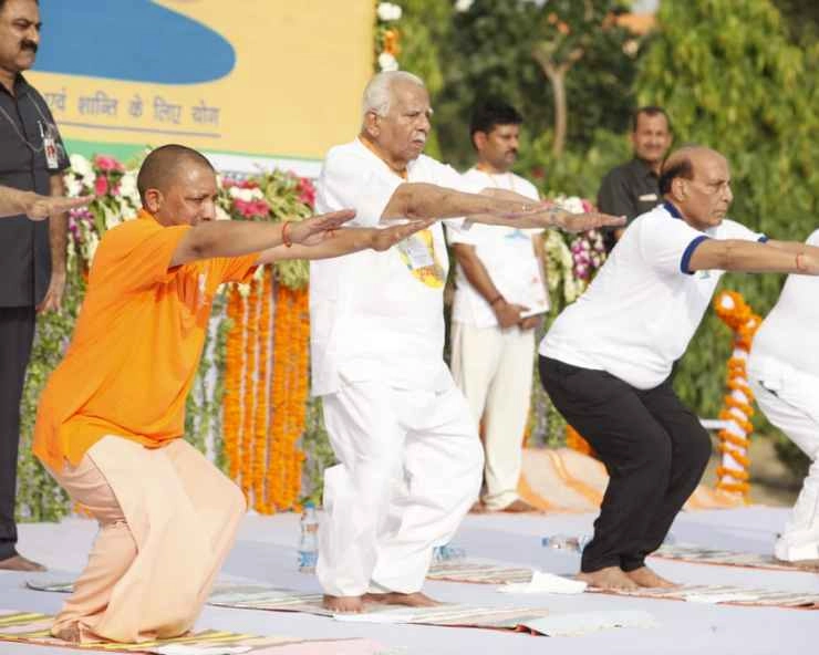 योगी आदित्यनाथ ने किया योग, बोले- आप सब स्वस्थ रहें, निरोग रहें - Yogi Aadiyanath performs Yoga