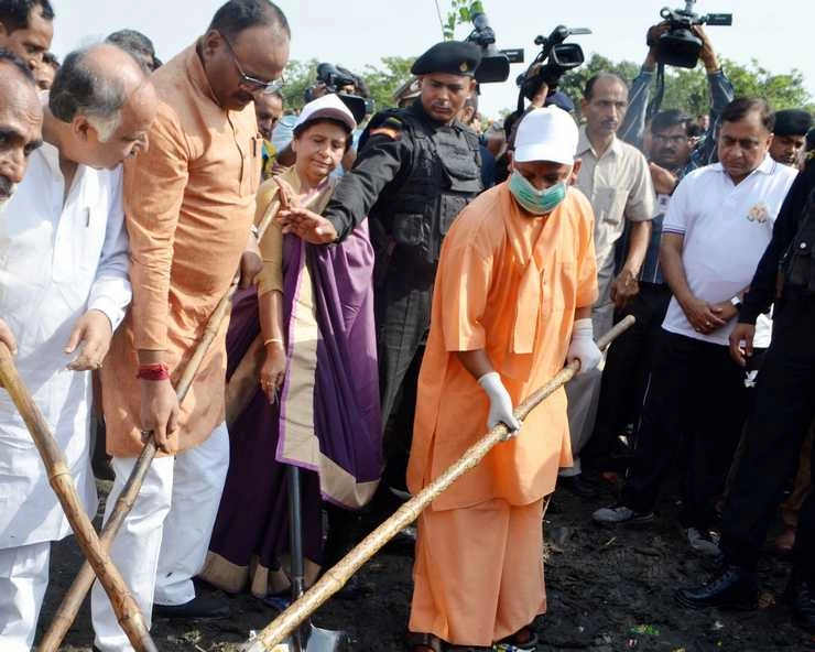 योगी आदित्यनाथ ने की गोमती तट की सफाई, लोगों को दिलाई शपथ - Yogi Adityanath cleans Gomti river