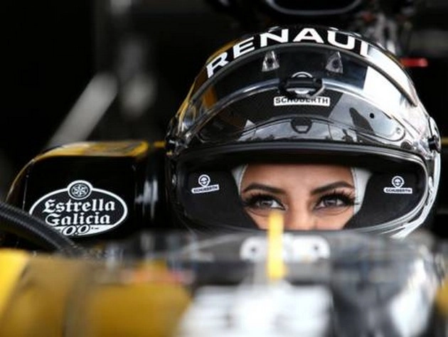 कभी कार चलाने पर महिलाएं हो जाती थी गिरफ्तार, अब सऊदी अरब की महिला ने चलाई फॉर्मूला-1 कार... - saudi woman aseel al hamad drives F1 car on historic day