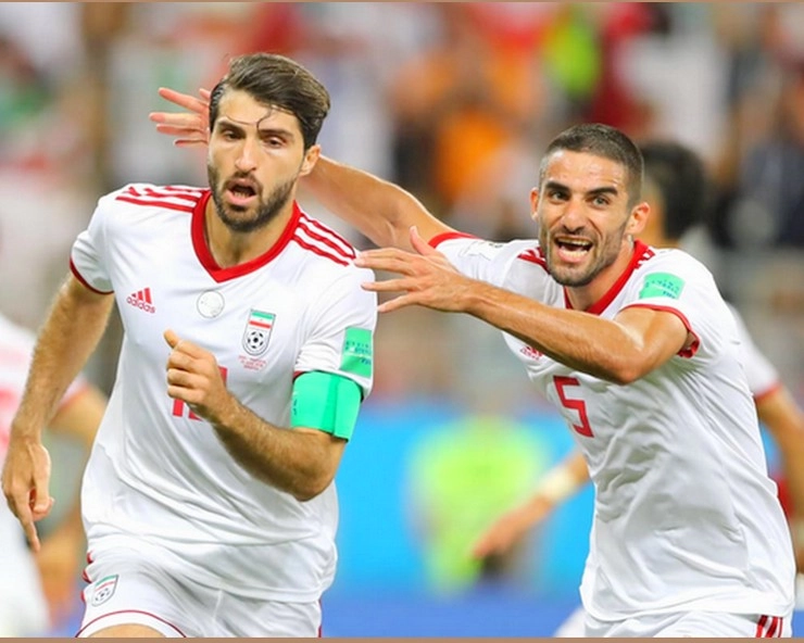 FIFA World Cup में ईरानी फुटबॉल टीम ने हिजाब को लेकर चल रहे प्रदर्शन का समर्थन किया, नहीं गाया राष्ट्रगान (Video)