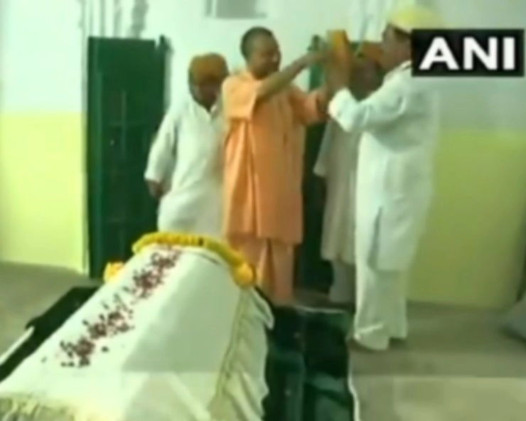 मगहर में मोदी ने संत कबीर की मजार पर चढ़ाई चादर, योगी ने नहीं पहनी टोपी - PM Modi and CM Yogi in Maghar