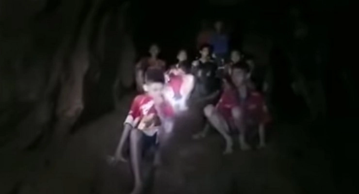 थाईलैंड की गुफा में चार नन्हे फुटबॉलरों को बचाया गया