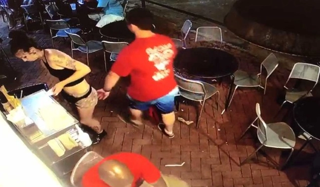 Viral Video : रेस्‍टोरेंट में गलत तरीके से महिला को छू रहा था ये इंसान, फिर जो हुआ वो देखने लायक था - waitress fights man who groped her