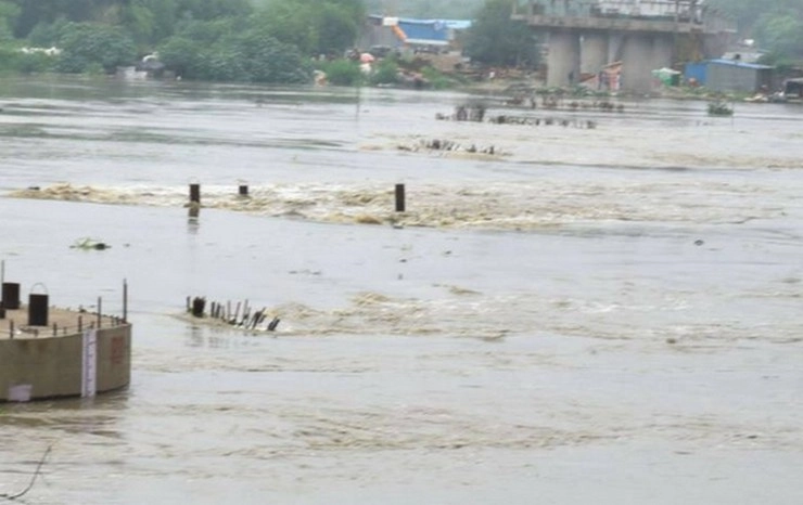 दिल्ली में यमुना खतरे के निशान से ऊपर, जलस्तर 208.46 मीटर पर, शहर में घुसा पानी