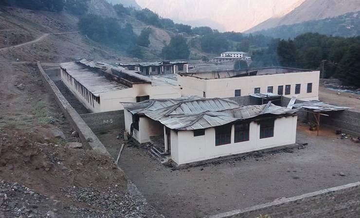 पाकिस्तान में अज्ञात आतंकवादियों ने 12 स्कूलों में आग लगाई