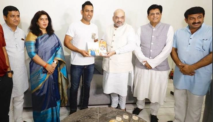 'सम्पर्क फॉर समर्थन' अभियान के तहत महेंद्र सिंह धोनी से मिले अमित शाह