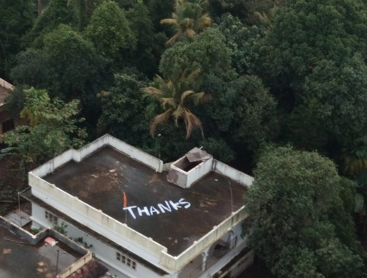 केरल में बाढ़ की तबाही के बीच सेना के साहस को सलाम, घर की छत पर लिखा- शुक्रिया