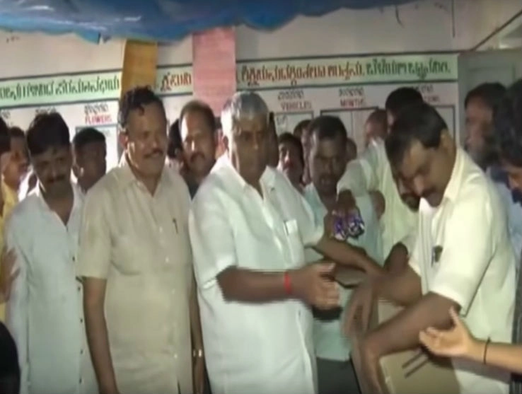 कुमारस्वामी के भाई ने बाढ़ पीड़ितों पर फेंके बिस्कुट, वीडियो वायरल - Karnataka minister throws biscuit packets at flood victims in relief camp, video viral