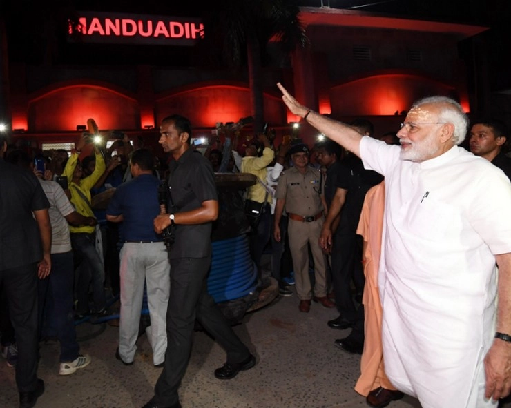 अचानक रात में रेलवे स्टेशन पहुंचकर प्रधानमंत्री नरेन्द्र मोदी ने सबको चौंकाया... - Prime Minister Narendra Modi Varanasi, Manduwadih railway station