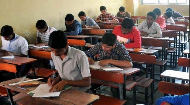 UP Board Exam, पहले ही दिन 2.39 लाख विद्यार्थियों ने छोड़ी परीक्षा