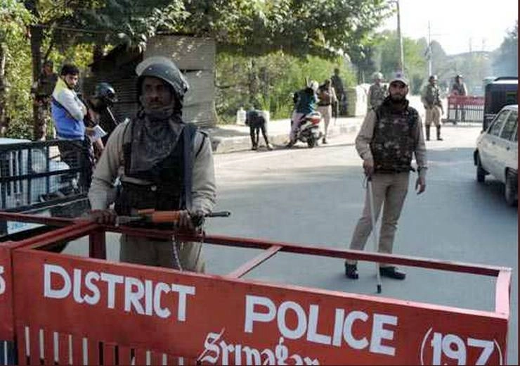 जम्मू कश्मीर में मतदान से पहले उम्‍मीदवार नहीं, सुरक्षाबल पहुंचे डोर टू डोर