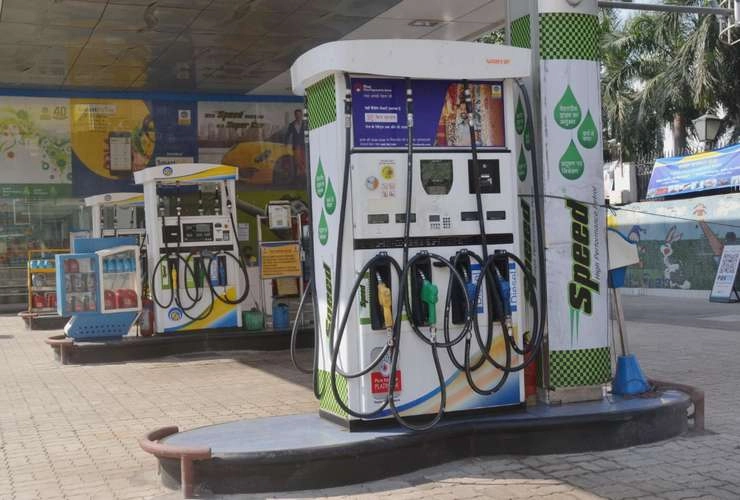 पेट्रोल-डीजल के दाम लगातार 27 वें दिन स्थिर - Petrol Diesel rates not changed from 27 days