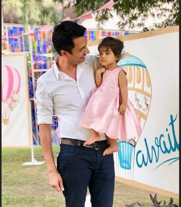 असिन ने पहली बार शेयर की अपनी बेटी की फोटो, वाकई बहुत प्यारी हैं अरीन - asin shared pictures of her daughter arin sharma