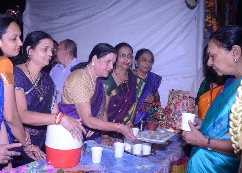 इंदौर जत्रा में राज्यपाल आनंदीबेन पटेल ने लिया मराठी व्यंजनों का स्वाद - Marathi Woman Jatra