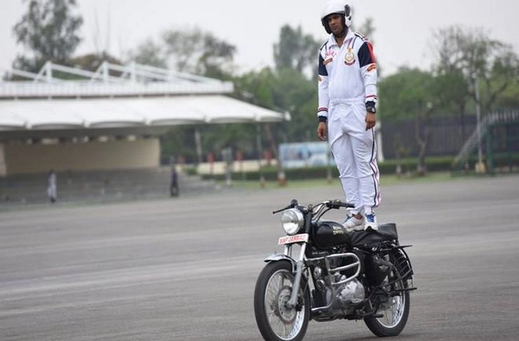बीएसएफ 'जांबाज' कैप्टन अवधेश कुमार सिंह ने बनाए दो नए विश्व रिकॉर्ड - BSF, Motorcycle Team, Record