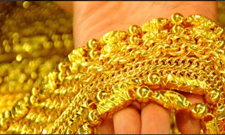 सात साल के उच्च स्तर पर सोना, चांदी की चमक पड़ी फीकी - Gold prices rise on jewellers buying, silver slumps Check latest prices